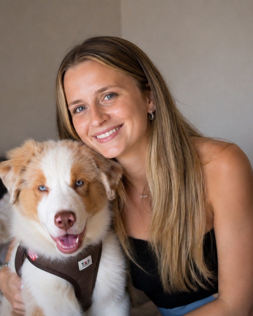 Hannah Wosnitza mit ihrem Australian-Shepherd-Welpen Mailo